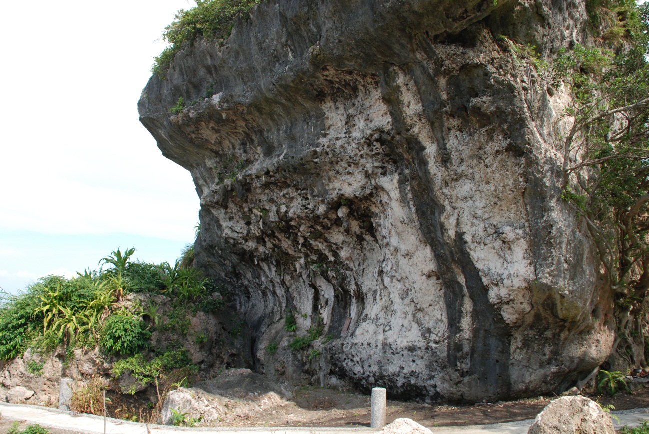 男人石岩壁海蝕凹壁與石灰岩紋理