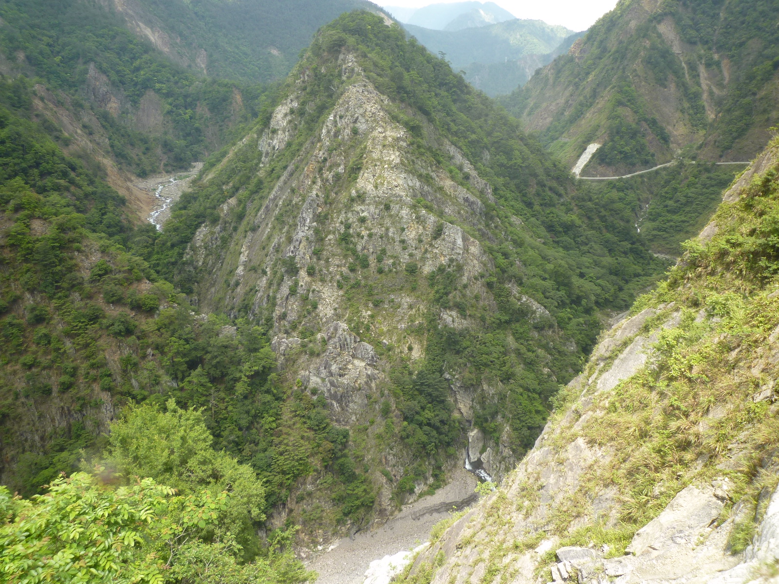 中橫壩新路背斜和峽谷