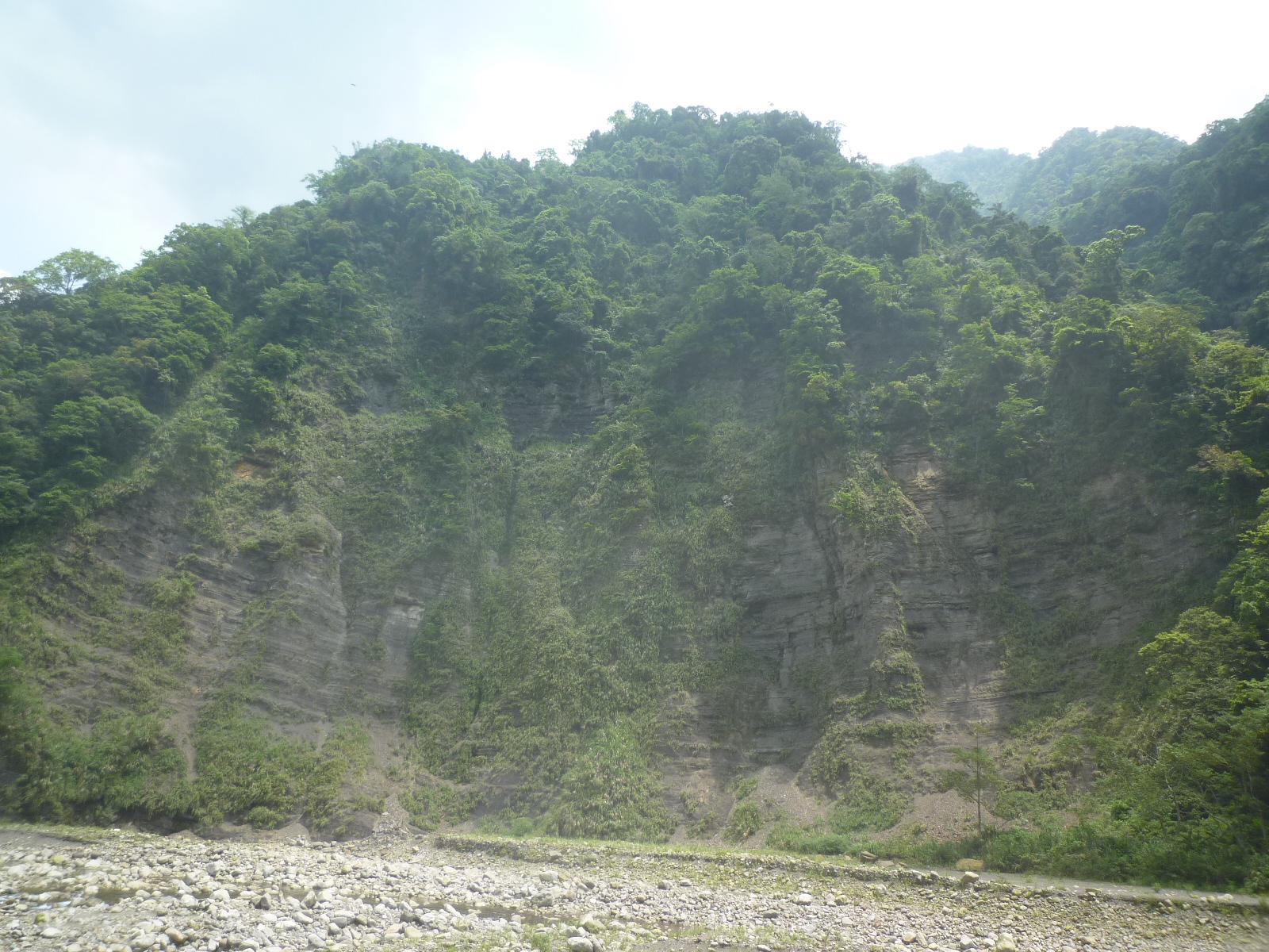 東河石壁
