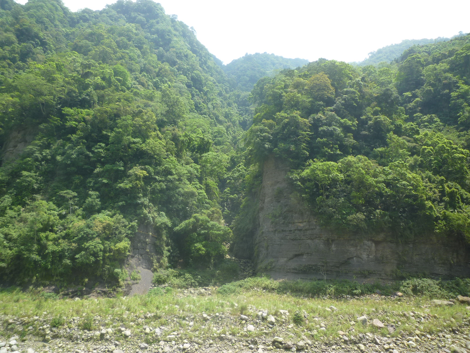東河石壁