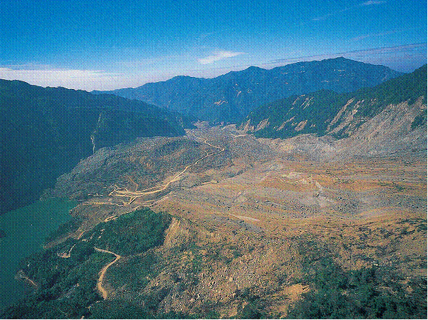 草嶺山崩